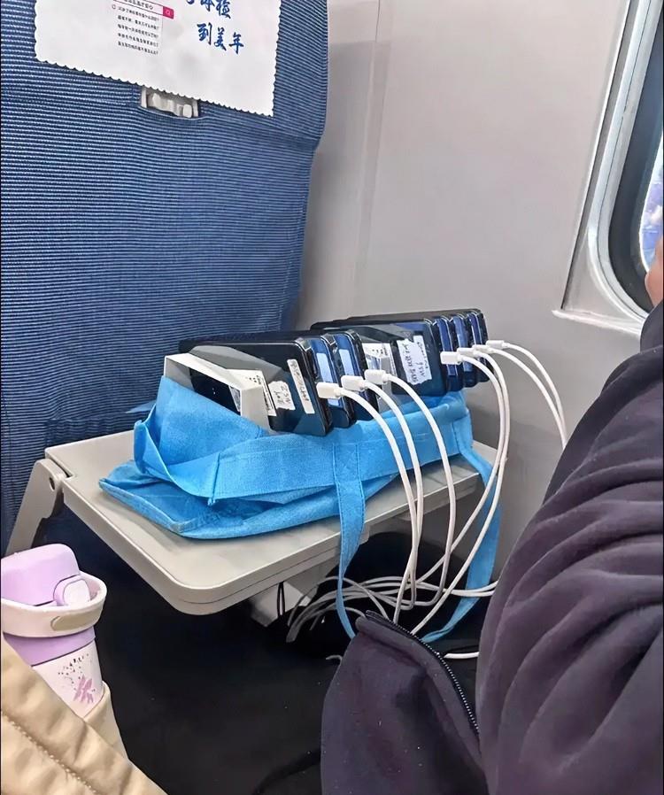 “大学女生居然带这么多的手机…”