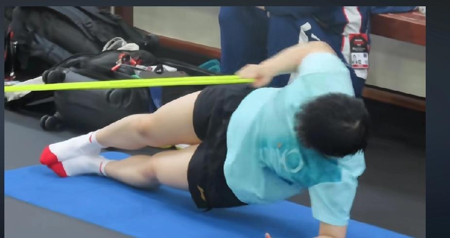 新加坡大满贯后台的可爱一幕✨新加坡大满贯的后台，孙颖莎的训练日常也藏着满满