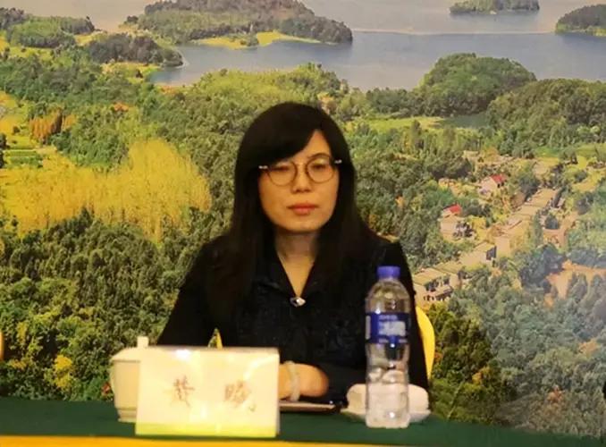 二黄在双向奔赴，演绎一场瞒天过海的阴谋，一场现实版的双簧闹剧！建行的高管黄曦