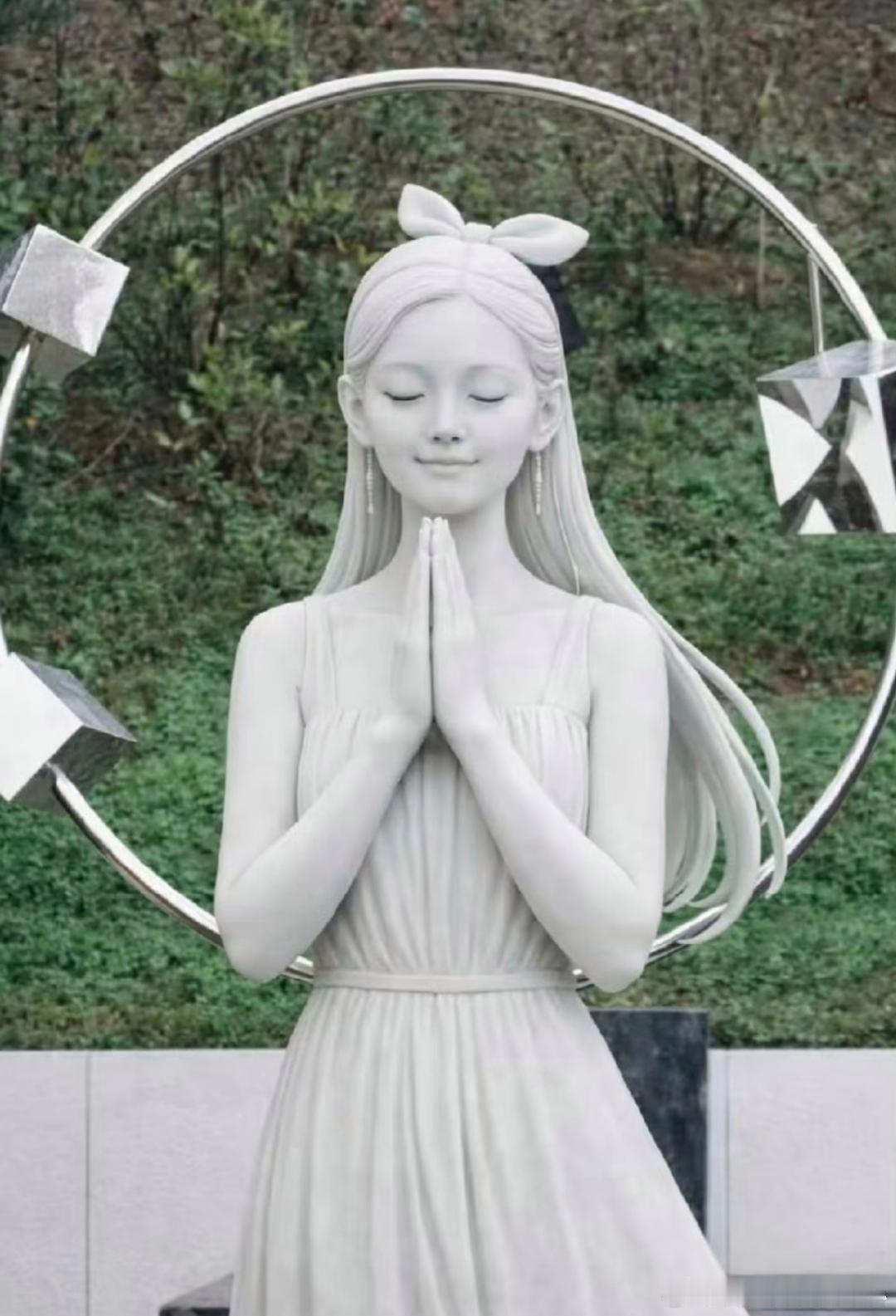 网友改下了大S雕像，这下真像了。