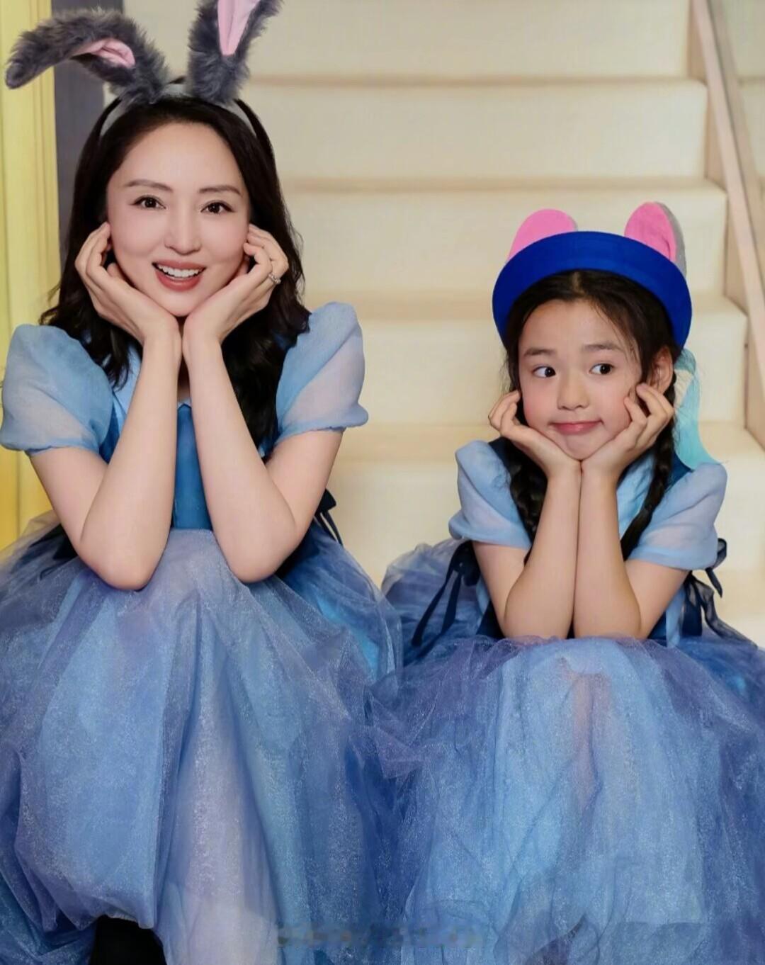 董璇女儿小酒窝最近可真是热搜常客。2025年10月31日，她在北京机场被陌生男子