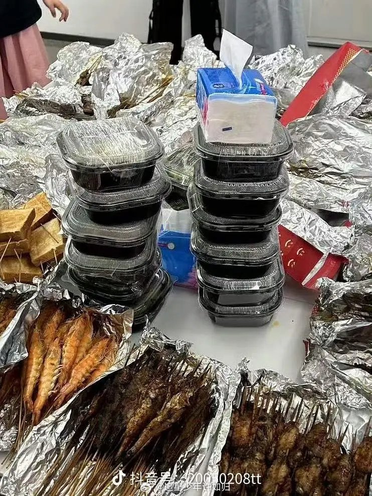 龚俊陪看那一天，按照节目组要求完成水果购买且有剩余，同时还给幕后工作人员买了很多