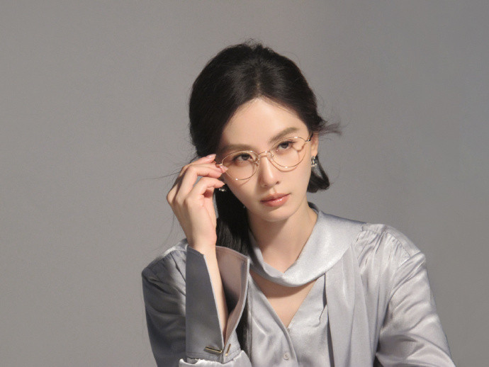 怎么有戴眼镜这么好看的人！刘诗诗跟眼镜的适配度也太高了，高智感姐姐