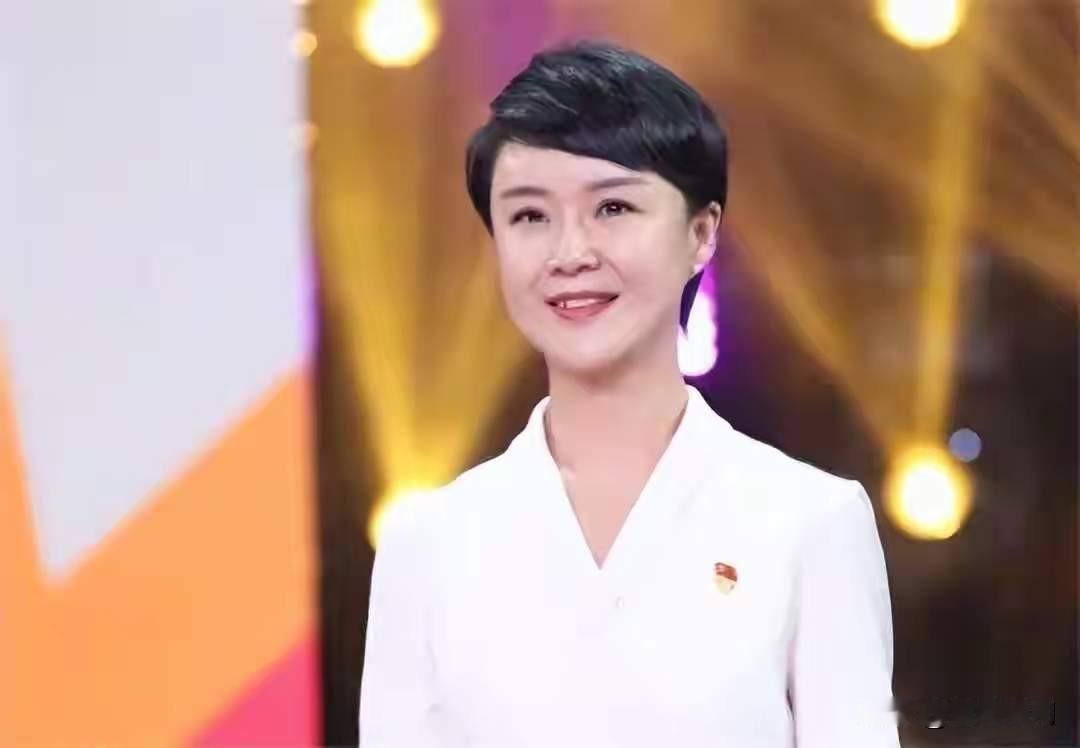 刚刷到贺娇龙离世的消息，真的一下子懵了，太突然了！还记得2020年那个身披红斗篷