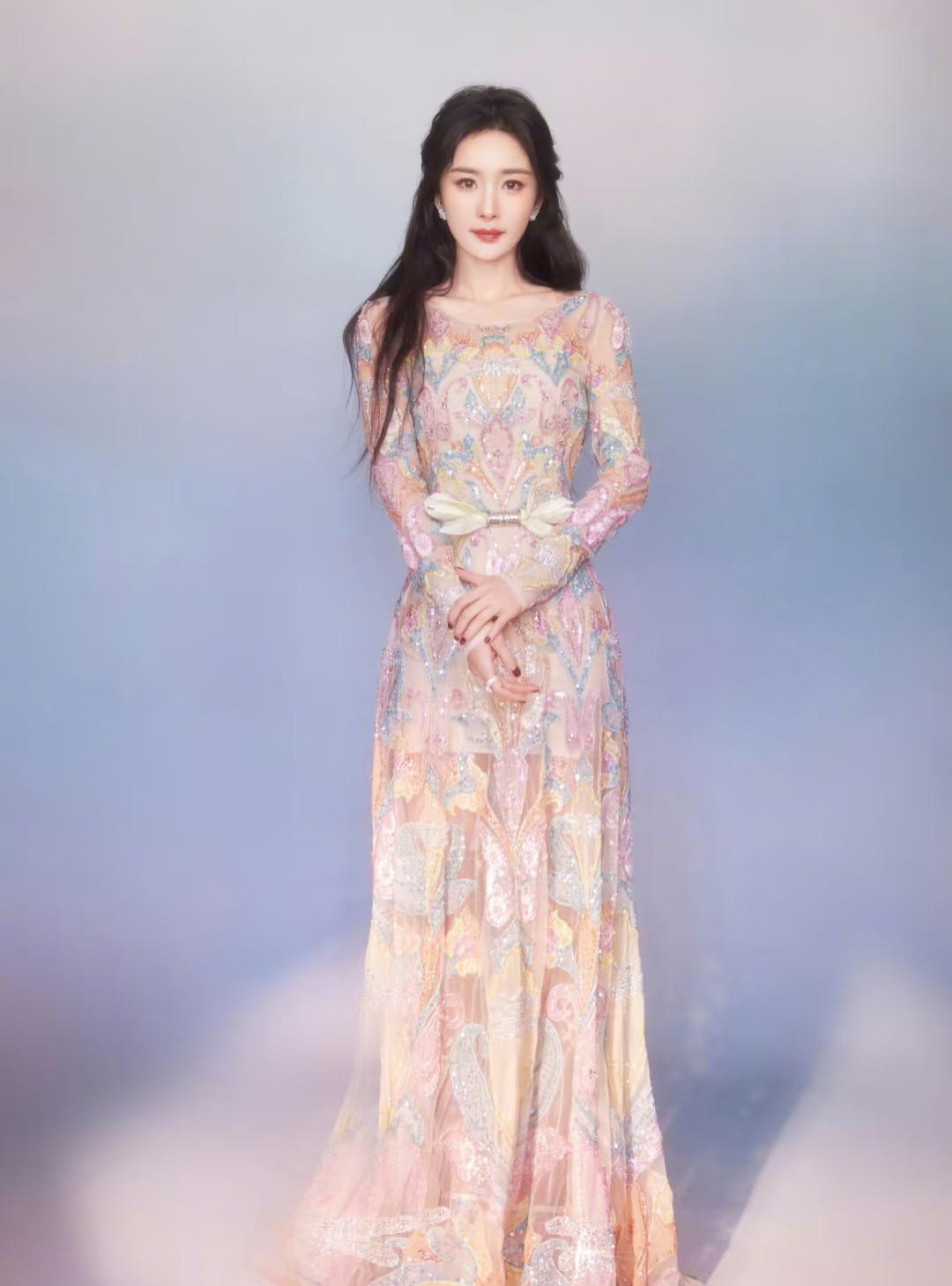 杨幂最新时尚巴莎美照～