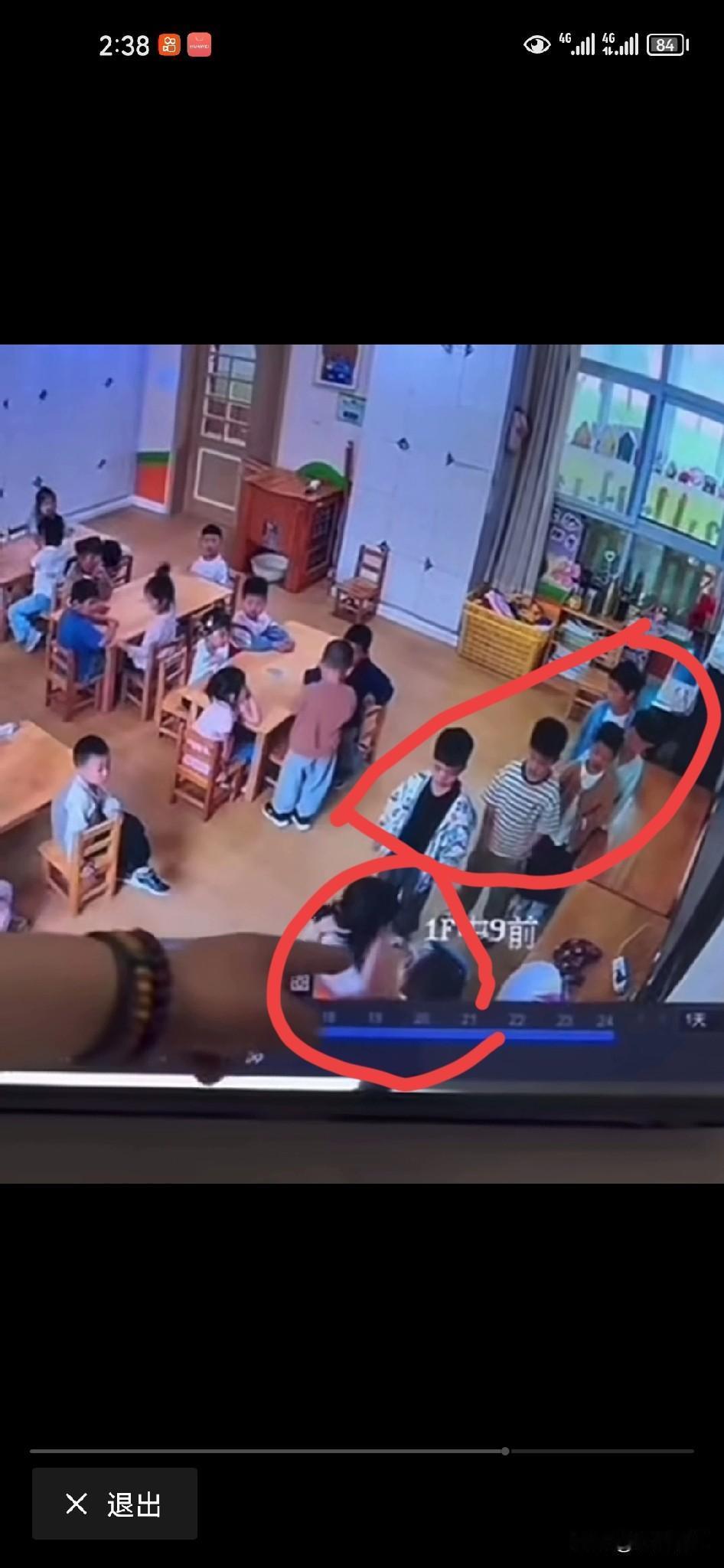 幼儿园老师用热熔枪烫孩子这个事，其实有一点更加的让人毛骨悚然，就是她明明知道教室
