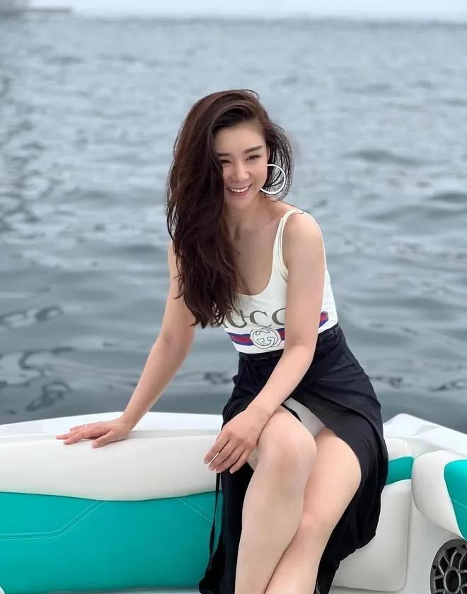 李小萌海上随拍，温柔与性感兼顾白吊带+开叉黑长裙，简单两件穿出好比例海风配卷