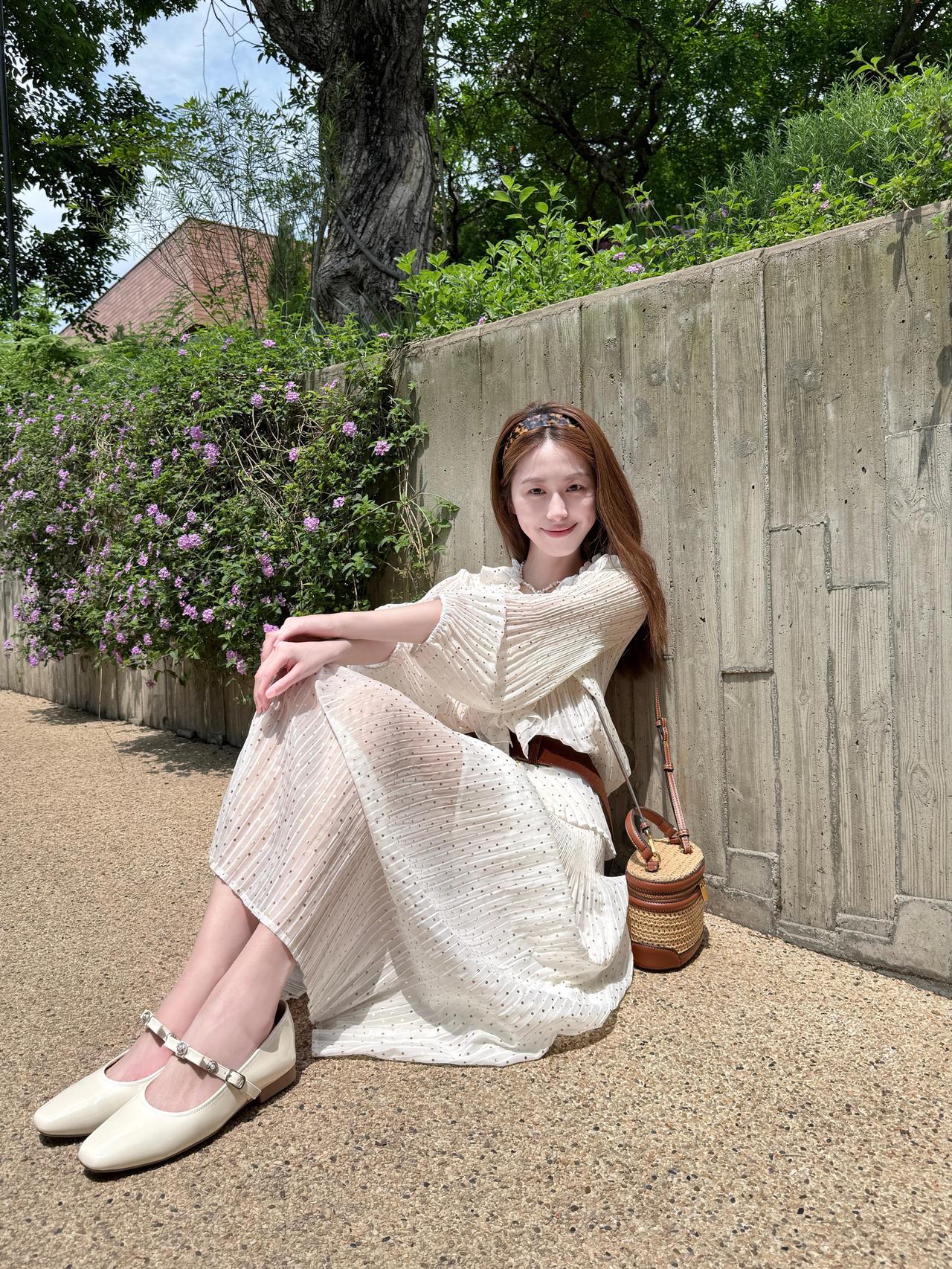 花影摇曳间，佳人倚墙笑。