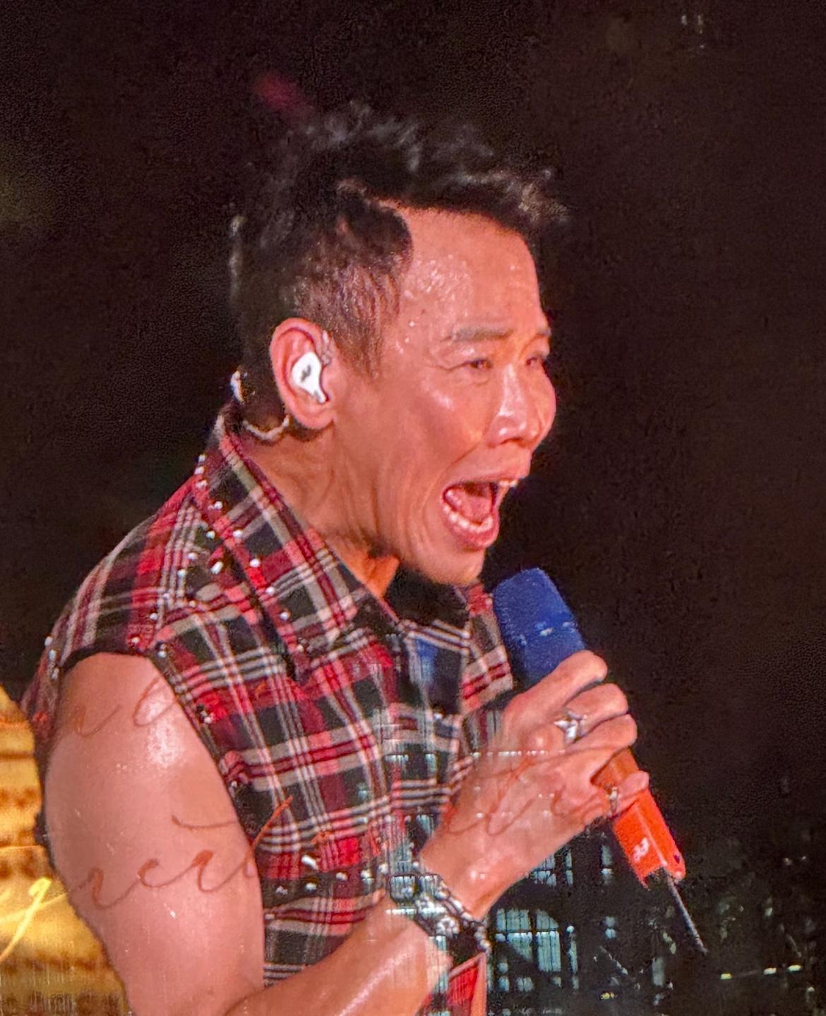 完全看不出，他是陶喆，这些年经历了啥？！拍得非常还原，吉吉都快从屏幕跳出来咬人