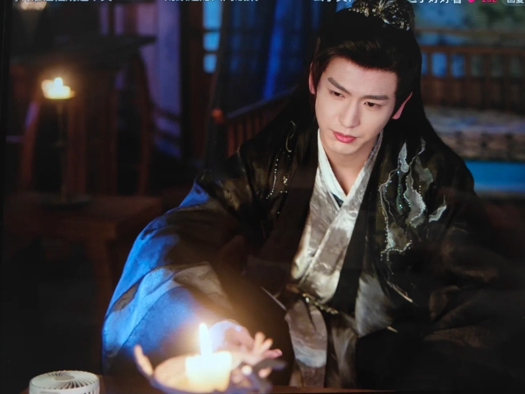 这个电风扇穿帮真的要笑死了当时看剧的时候还真没注意这个角落