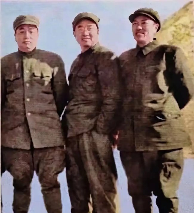 1952年，志愿军司令部，彭老总与陈赓、邓华的一张珍贵合影