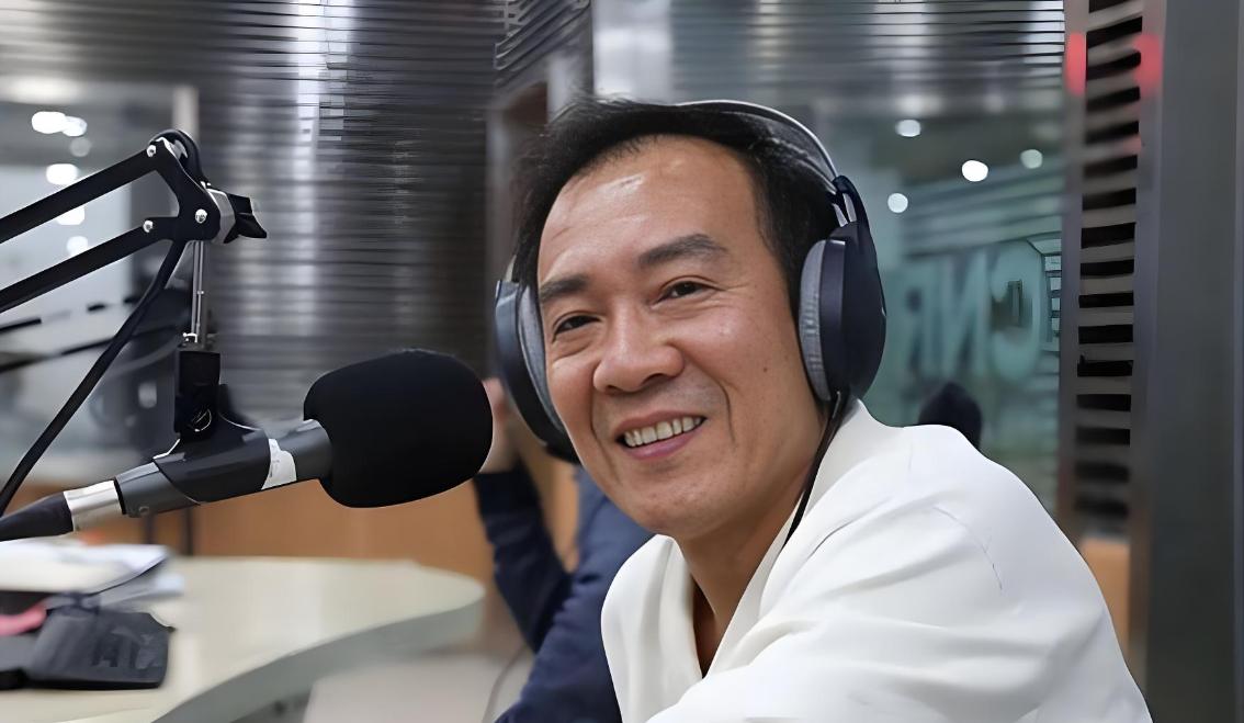 2004年，戴志诚跟杨蕾离婚，娶了师母。十年后，两人再次相遇，只见戴志诚热情的想