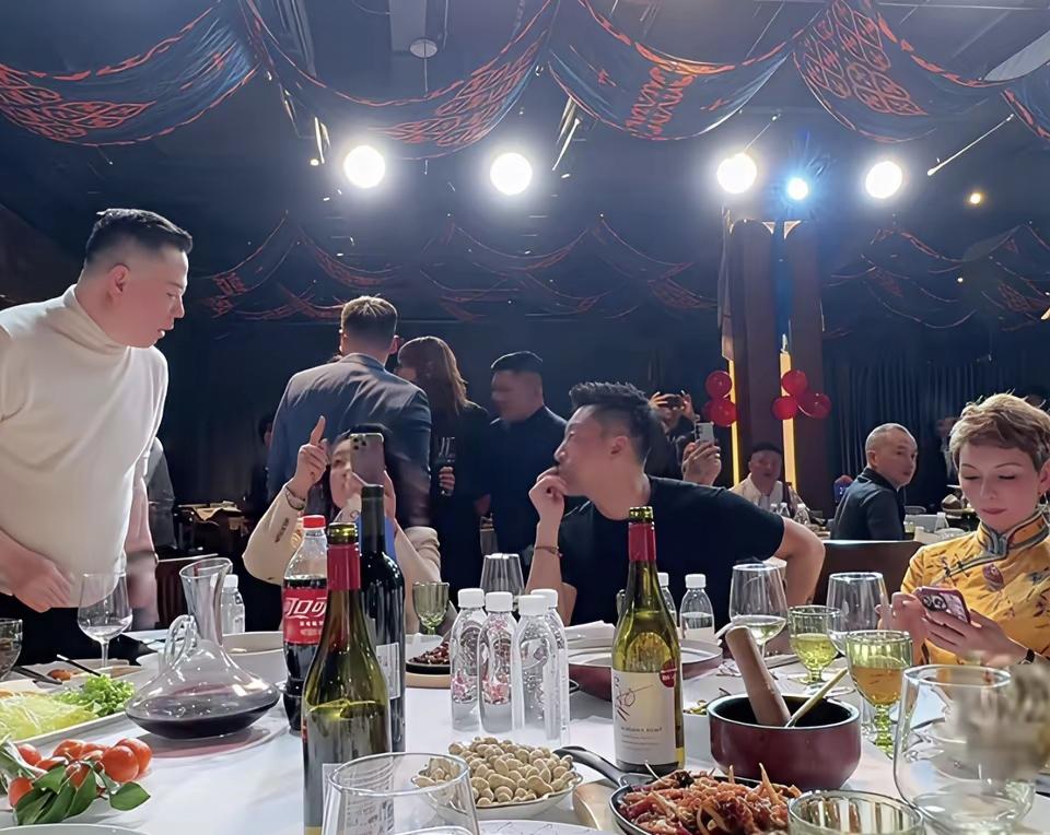 张兰这高兴劲儿啊丰收的一年！麻六记的团建开始了，张兰今晚是盛装出席，左边坐着