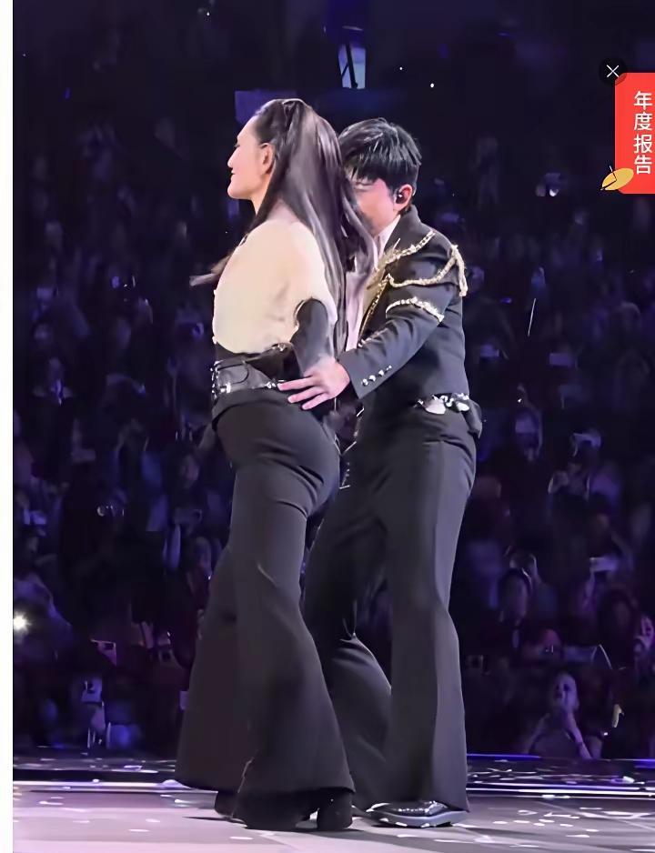 他们越努力证明恩爱，你越看出问题。张杰在演唱会升降台上摔倒的下一秒，谢娜在综艺