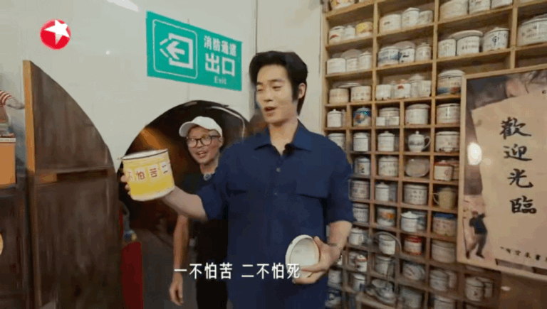 把孩子小画作好好存着的东北爸爸，用默默守护藏爱意，于适能这么自信开朗，正是这份从