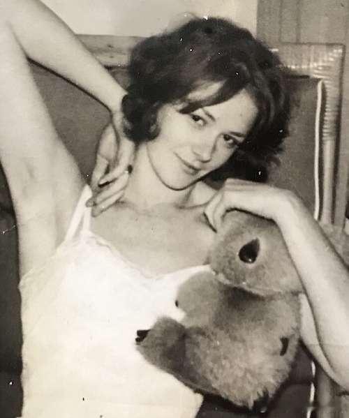 两位欧美女性年轻时的照片，她们是好莱坞演员妮可·基德曼的外婆（图1）和妈妈（图2