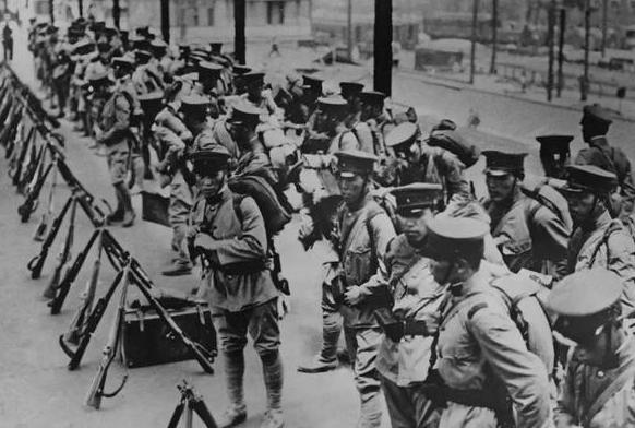 1944年，川军144师代师长率部投降日军，就在他接过汉奸委任状的那一刻，被五花