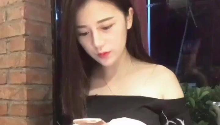 美女短裙露肩性感黑色性感长发女脱衣舞图片