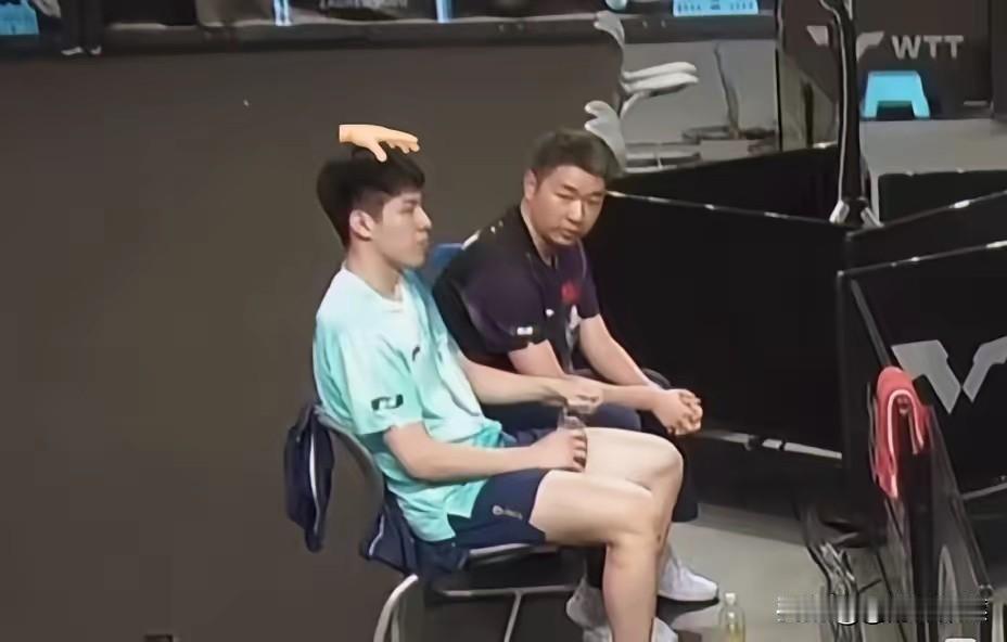 两轮比赛，全输了。男单2比3，混双第一轮就没了。剩下的，只男双一项。这叫连输