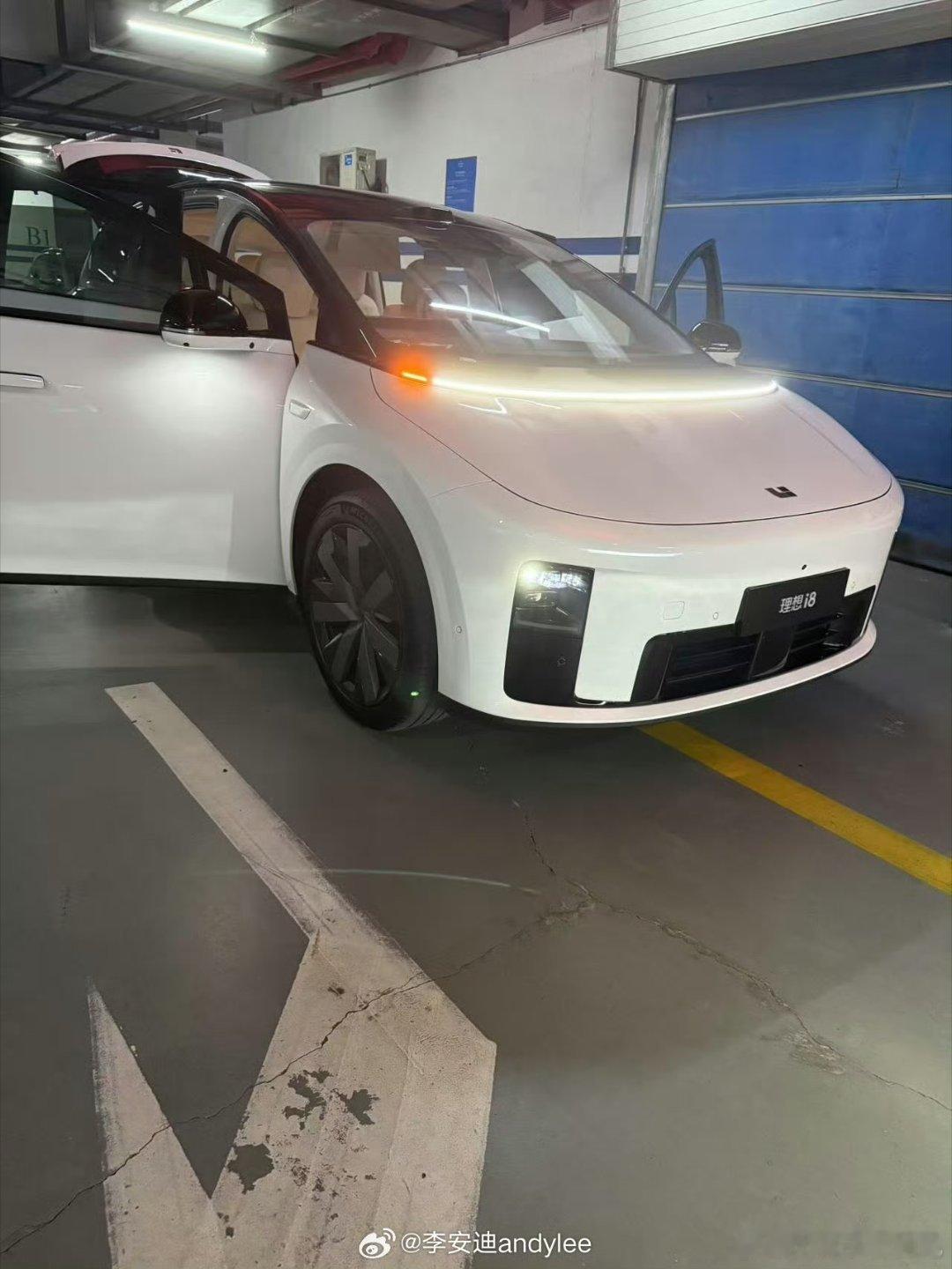 理想i8增加了科技感的变动比如空调出风口由L系列的手动，变成了自动