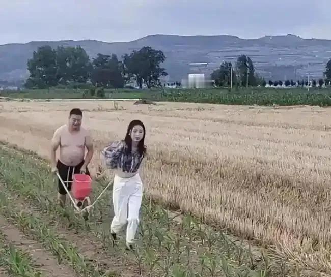 长这么漂亮，还去干农活，何必守在村里呢？