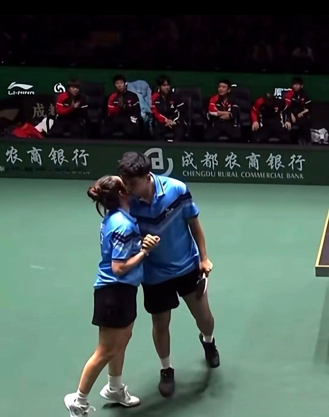 国乒观战天团也太欢乐了吧！WTT赛场边，没比赛的队员们凑一块儿当啦啦队，气氛