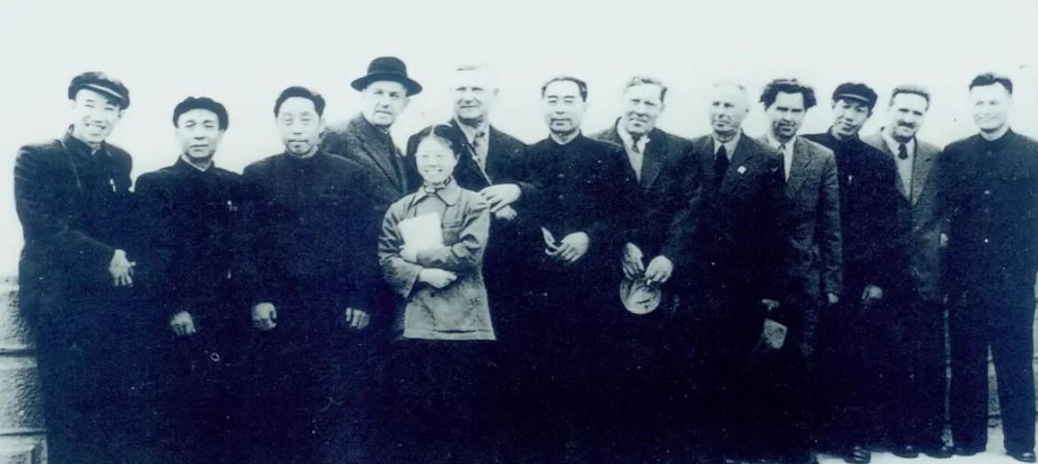 1958年3月5日，周恩来总理四川省狮子滩考察时，与水利电力部的苏联专家合影，左