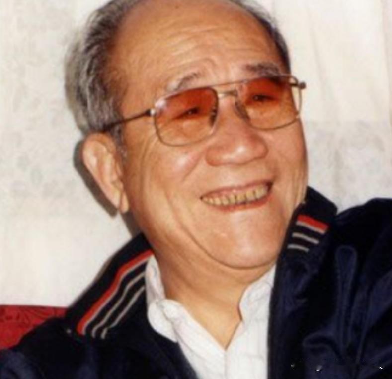 1950年，随着一夫一妻制的颁布，侯宝林召开家庭会议，看着泪流满面的三个老婆，