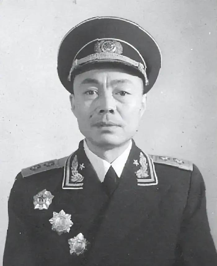 1973年，开国中将罗舜初在301医院，看见彭老总被两个年轻战士看押，当两个人的