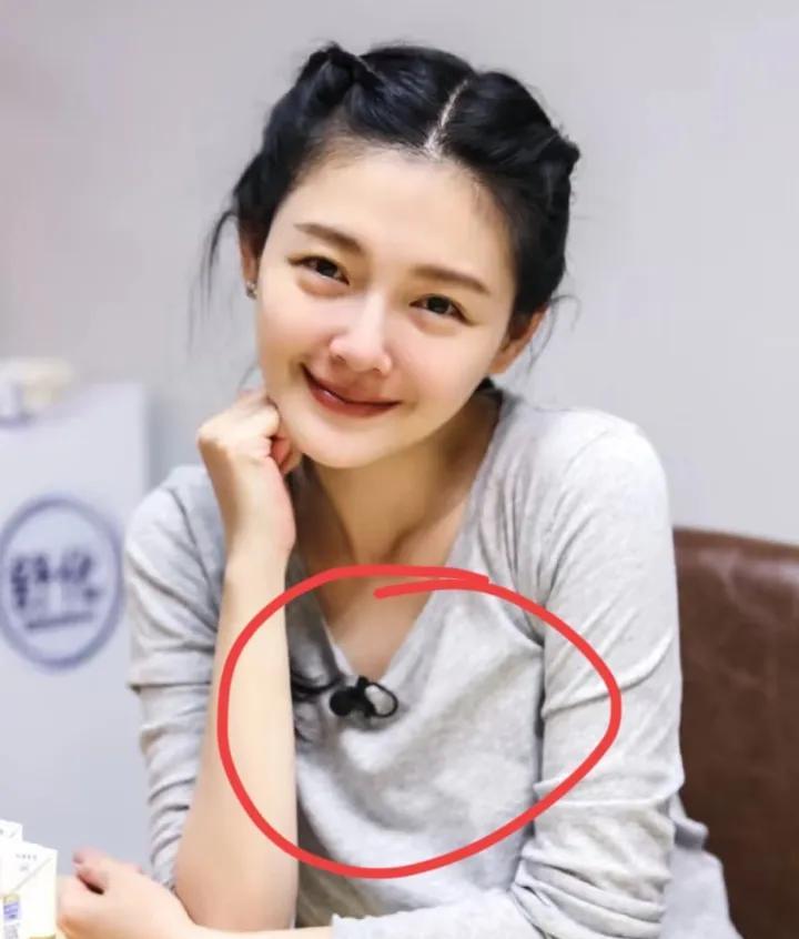 汪小菲不追究大S的珠宝和包包，也不拍卖黄春梅的豪宅，两个孩子这个暑假要回北京。汪