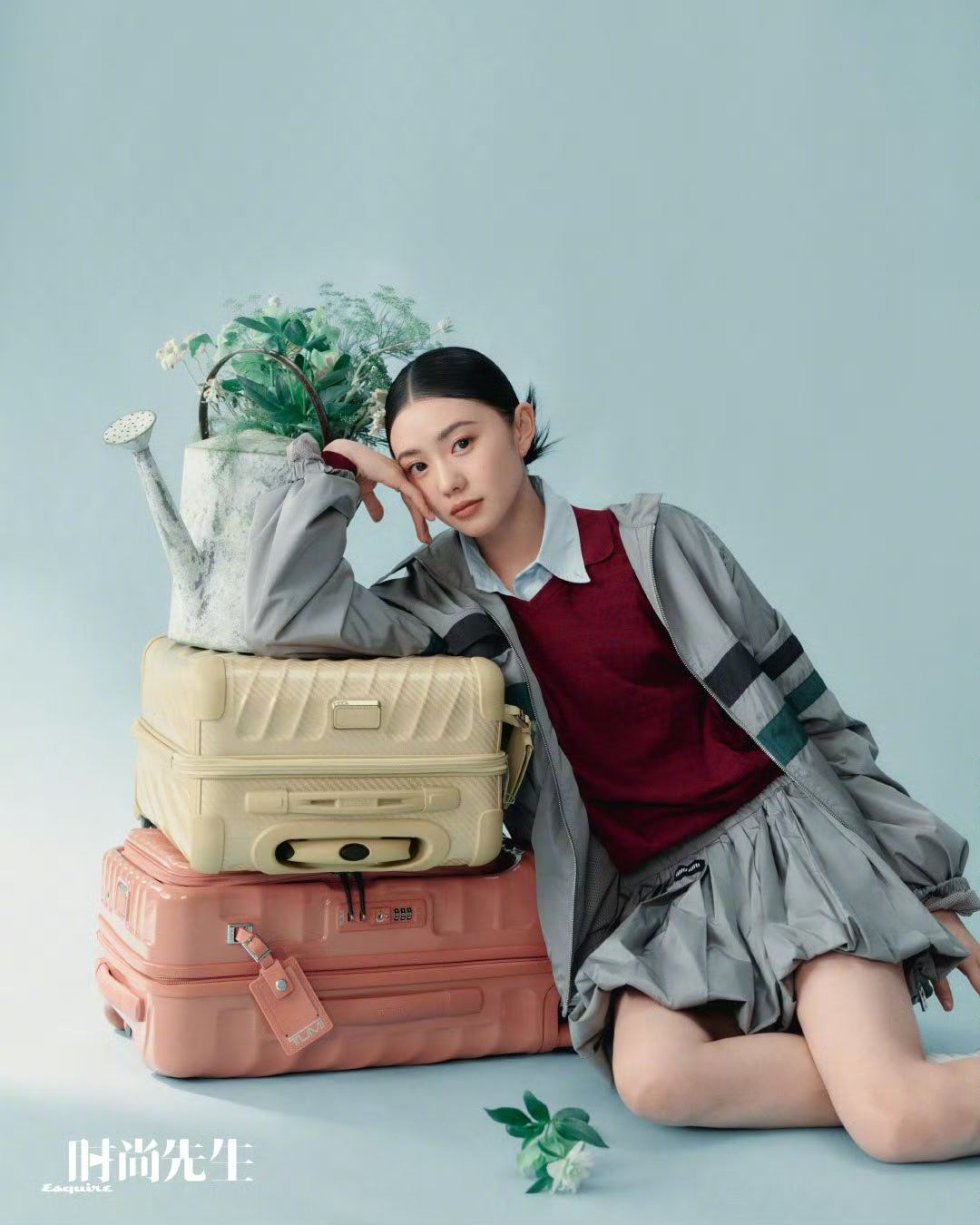 刘浩存人比花娇具象化刘浩存把“人比花娇”诠释得太到位了！她站在花丛间，眼神