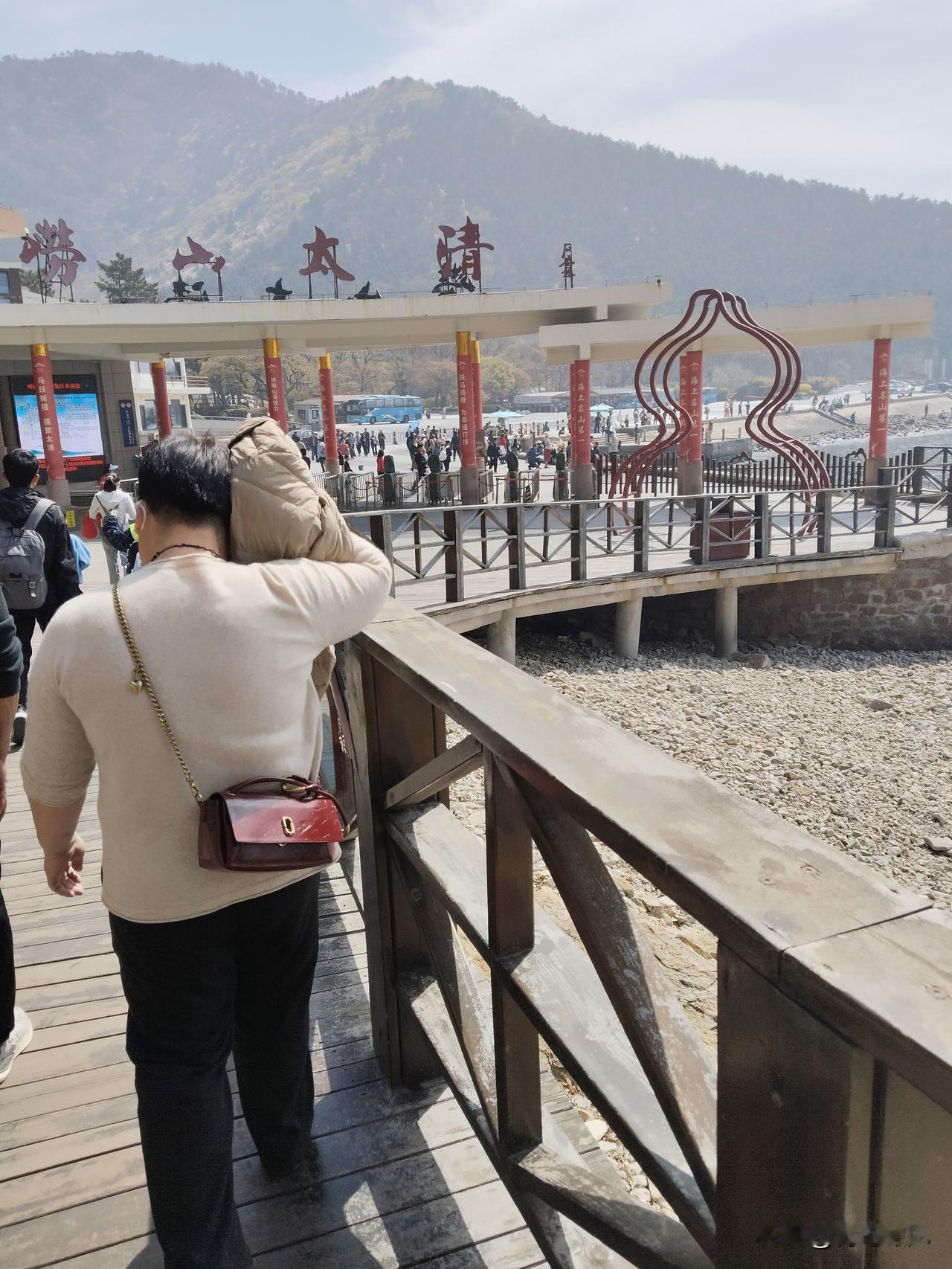 全是人！今天，青岛崂山太清全是人，看起来应该有上万人。可能因为崂山巨峰索道暂