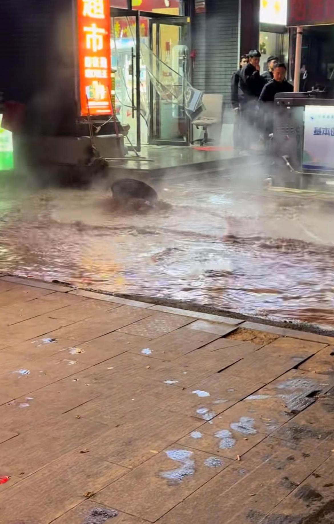 暖气跑水！石家庄休门街水流成河，俨然成了露天温泉！昨天，石家庄全市正式开始集