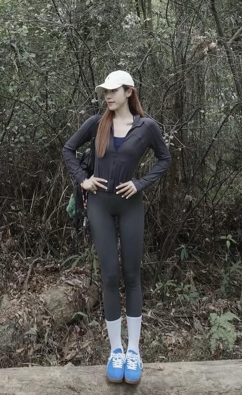 分享瑜伽图片来爬山