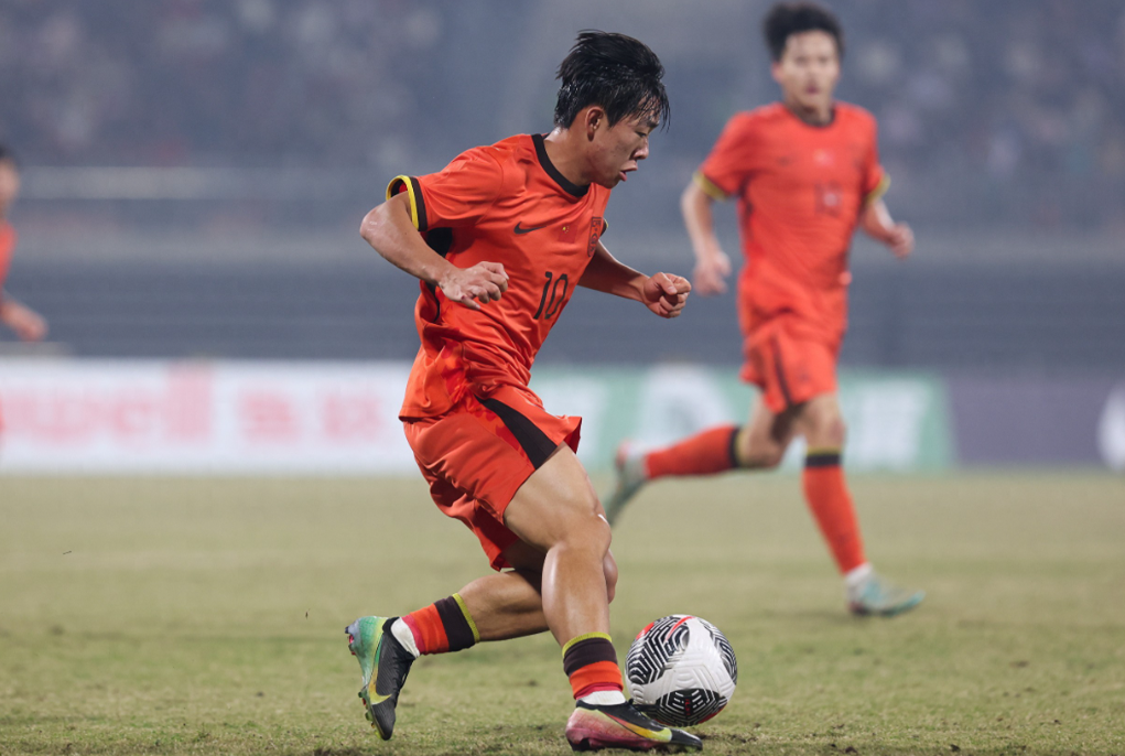 中国足球小将创始人董路在社交媒体上透露，09年龄段国少球员邝兆镭将会在冬窗加盟一