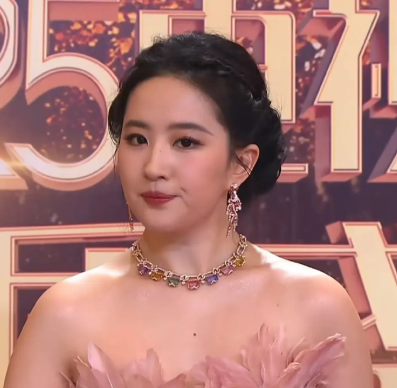 天仙比宝格丽那次至少瘦了十五斤吧，不过膀子我就不多说了，还是美的