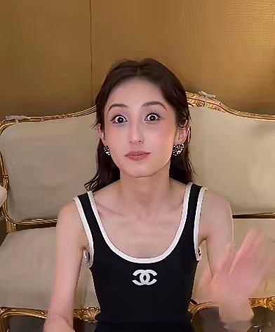 张子枫，现如今的容颜跟小时候几乎没有关联，很苍老，熟透的感觉，又没有中年妇女那种韵味。太瘦了，以前胖