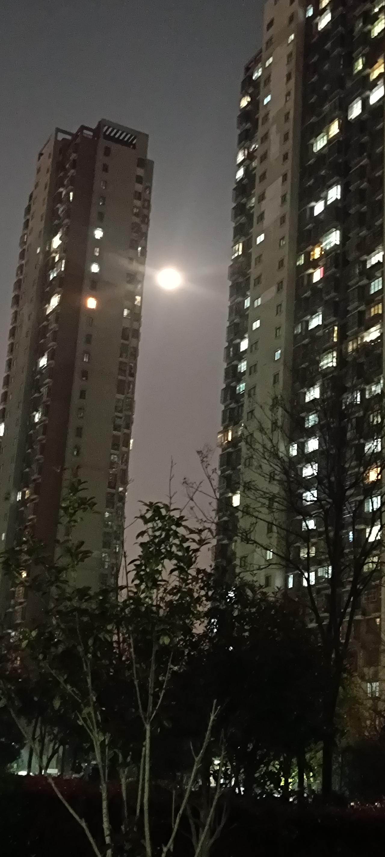 近日，上海有一位租客在租住房屋18年后退租，却被房东以“恢复如新”为由索赔24万