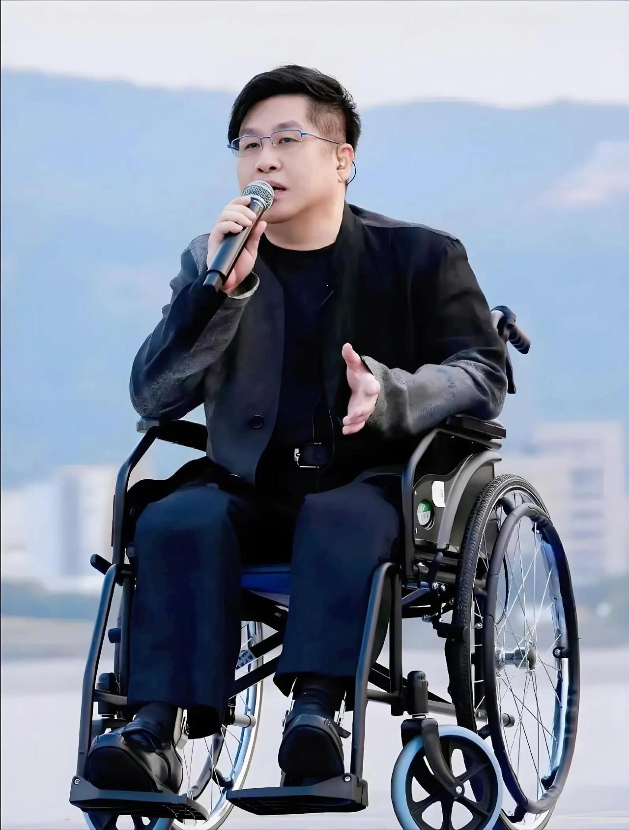 歌手郑智化发文控诉深圳机场。歌手郑智化称自己“连滚带爬进飞机”，发文怒斥：我轮椅