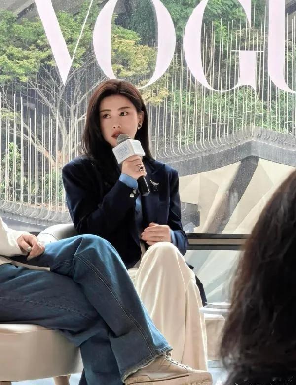 朱珠在西出席时尚活动搭配的很有时尚丽人范儿。朱珠里面穿蓝色衬衣，外面套着深蓝色的