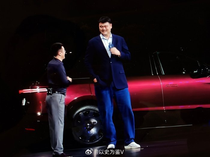 姚明首次代言国产新能源汽车我还记得老姚第一次去nba的时候，因为太高必须找国外品