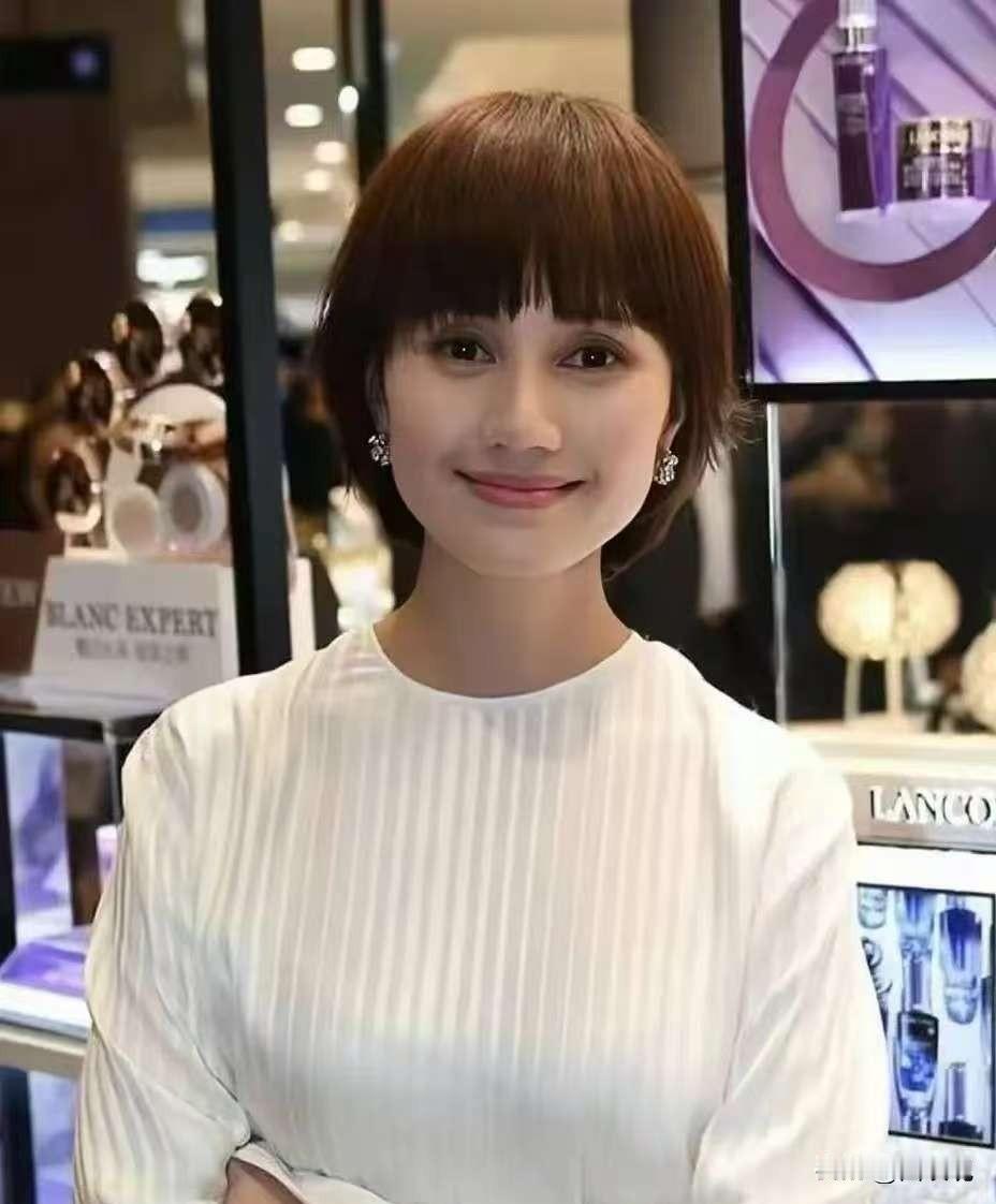 发现没，优秀的人不管什么年龄都会闪闪发光。比如说袁泉。48岁的袁泉高贵优雅又有