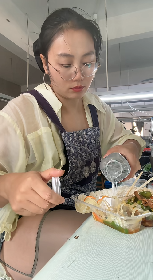 中午在厂里随便买点东西吃吧！