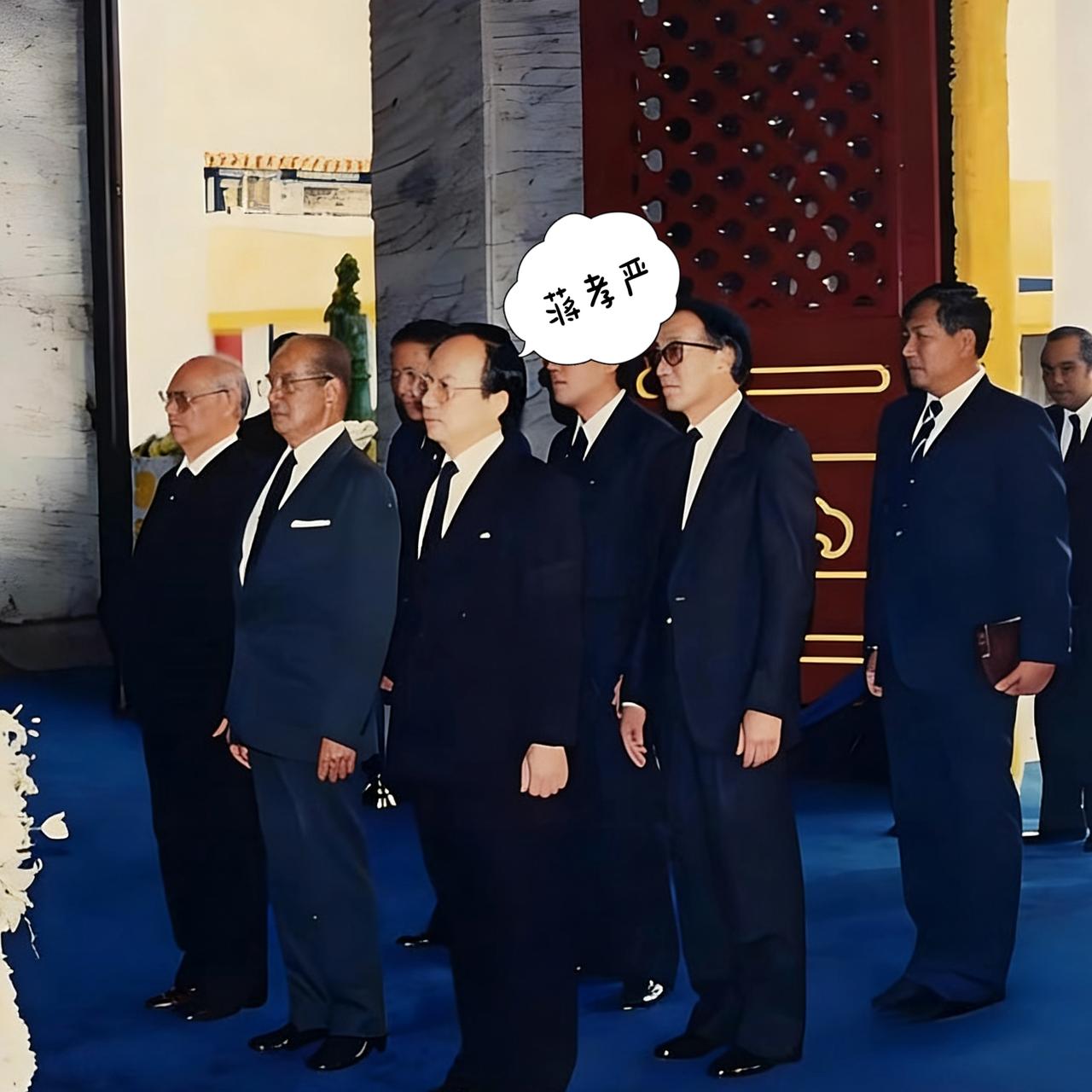 1988年，蒋经国的葬礼上，作为儿子的蒋孝严前来祭奠，一张罕见的留影，站在父亲的