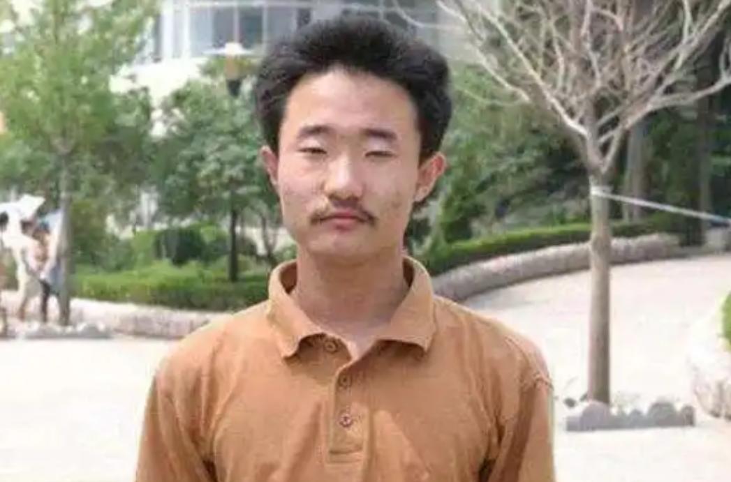 20年前，山东高考状元考了749分，离满分只差1分轰动全国，然而却因为长相被嘲“