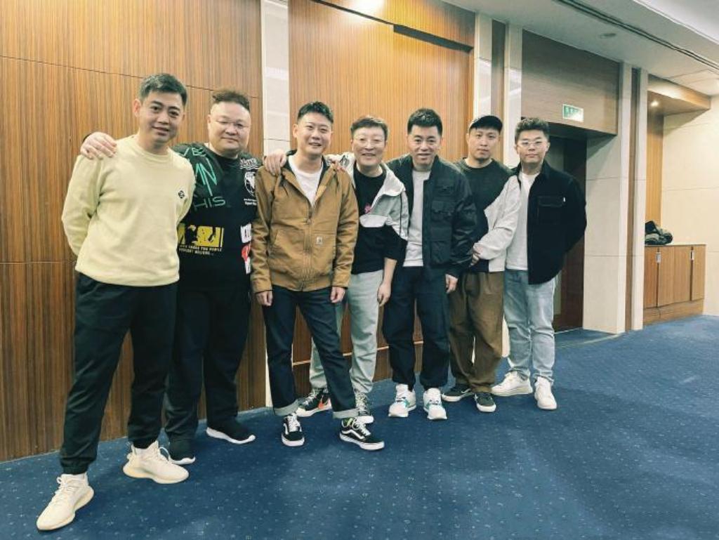 7位德云社相声演员同框：我认出了朗目疏眉的孔云龙，稍显发福的李云杰，笑逐颜开的栾