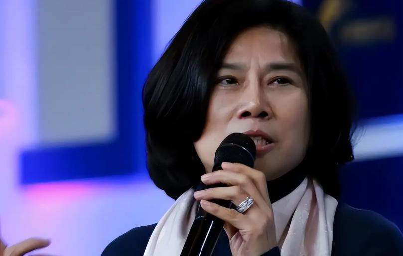 网传身价百亿的商界铁娘子董明珠回老家扫墓，亲哥哥隔着十几米远一眼瞅见她，非但没上