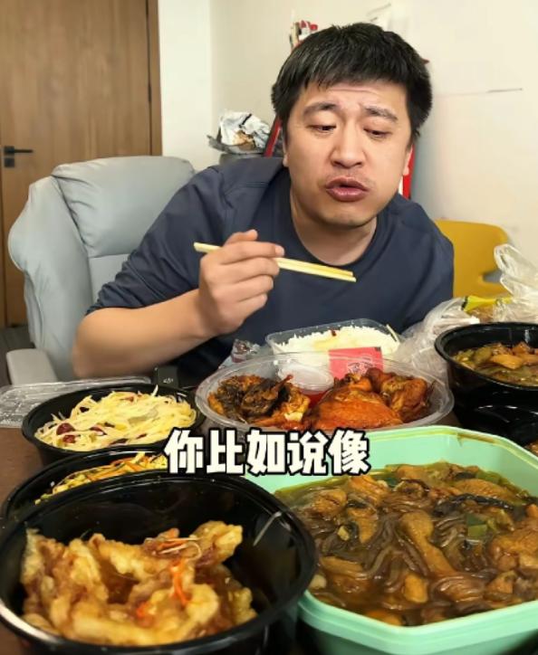 这是张雪峰昨天中午出镜吃午饭的画面。一碗米饭六碗菜。盛大菜用的是塑料盒子，大概