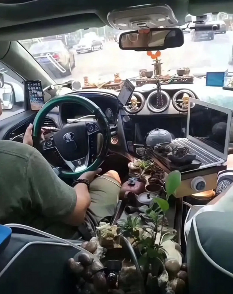 师傅你太有才了吧！车里装的和你家客厅一样，不知道影响你驾驶不，帽子叔叔看见了会不