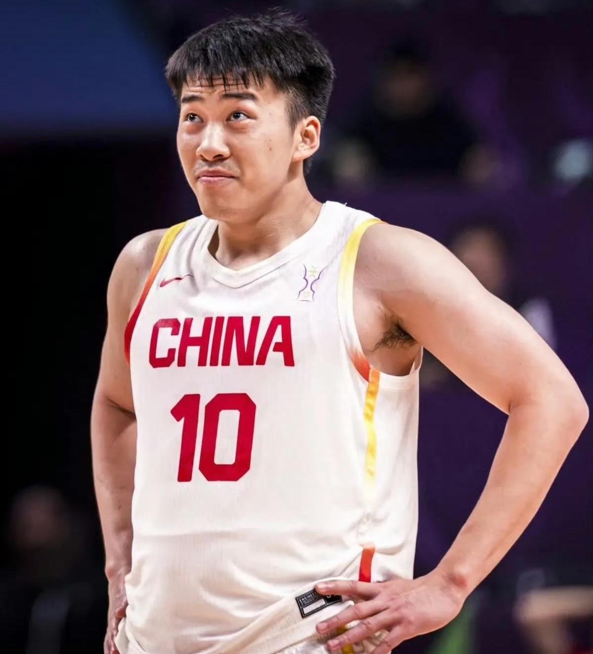官宣！男篮热身赛大名单正式出炉：胡明轩回归，胡金秋、王俊杰领衔北京时间8月13